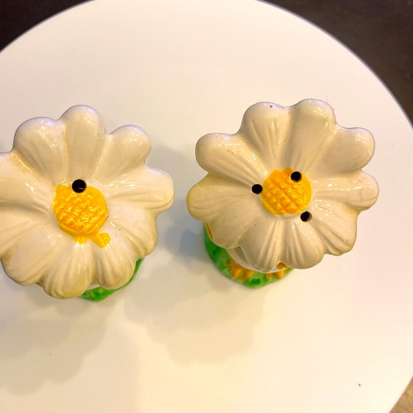 VINTAGE LEFTON ANTHROPOMORPHIC CHICKS W/DAISY HATS SALT/PEPPER SET H7632 - Picture 2 of 8